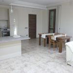 Soggiorno per Colazioni e buffet, con frigo bar, macchina del caffe' e cappuccino, scaldavivande e bollitore elettrico. La sala e' dotata di divano, tv lcd, connessione internet.